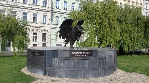 Památník Okřídlený lev na pražském Klárově