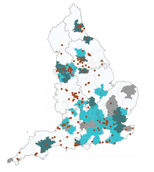 Mapka znázorňuje distribuci investic Creative England v kreativních klastrech.
Typy kreativních klastrů: světle modrá ‒ rychlý růst a vysoká koncentrace, tmavě modrá ‒ rychlý růst, šedá ‒ vysoká koncentrace
Hnědé tečky ‒ podniky, do kterých investovala společnost Creative England
